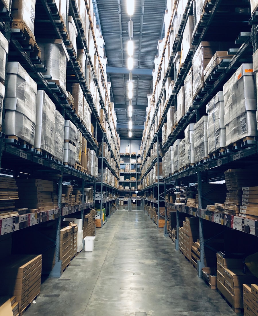 Centro de distribuição com corredores de estoque e pallets organizados