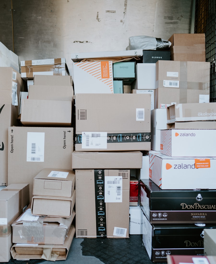 Caixas de pedidos prontas para expedição em operação de e-commerce